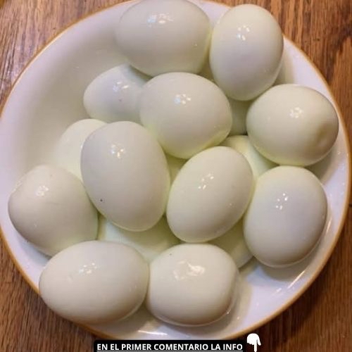 Plato de huevos duros pelados